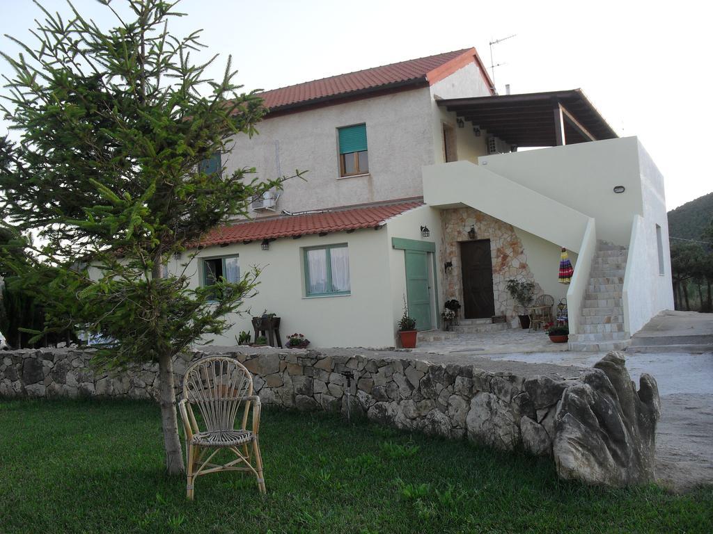 Fattoria La Traccia Villa Fertilia Luaran gambar